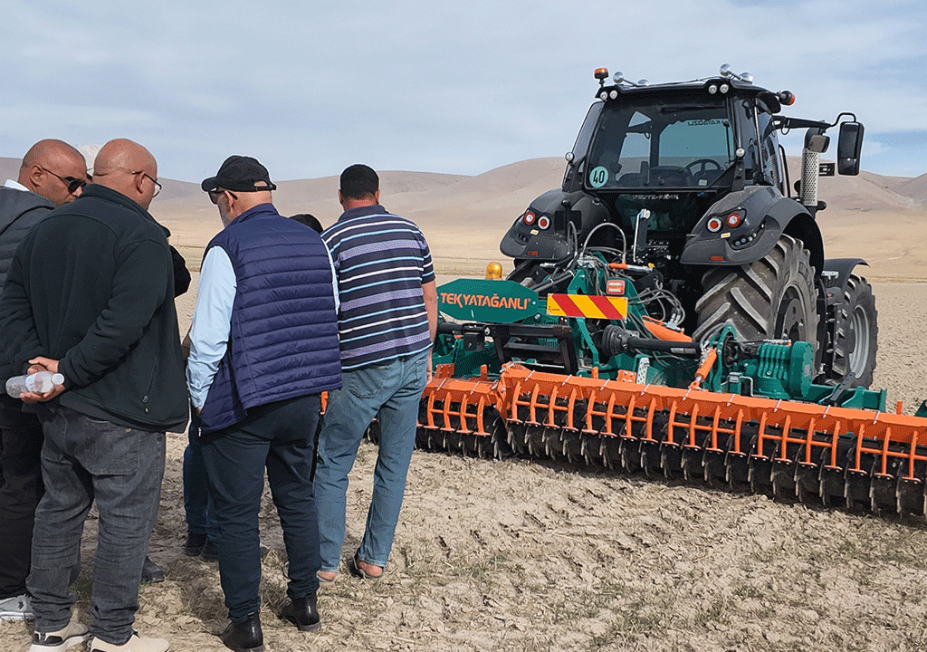 abollo-algeria-delegation-visit.jpg | Abollo Agricultural Machinery | حاوية الوقود أبوللو حاوية المياه أبوللو رافعة الحبوب (بريمة كهربائية بناقل محورى) ماركة أبوللو المقطورة المتوالية ماركة أبوللو مقطورة ذات دنجلين محورين ( مقطورة بقضيبين) ماركة أبوللو مقطورة ذات دنجل منفرد ( مقطورة بقضيب واحد) ماركة أبوللو آلة الرشاش الحقلي (مكافحة الآفات بالبخاخات للحقل) ماركة أبوللو مضخات رش مستحضرات الوقاية ( مكافحة الآفات بالبخاخات) ماركة أبوللو ماكينة توزيع الأسمدة الصلبة ( ماكينة السباخ) ماركة أبوللو ماكينة نشر السماد المحمولة منفردة القرص ( توزيع المخصبات بالحاوية الراكبة) ماركة أبوللو ماكينة نشر السماد المحمولة مزدوجة الأقراص ( توزيع المخصبات بالحاوية الراكبة)ماركة أبوللو ماكينة نشر السماد المقطورة ( توزيع المخصبات بالقاطرة) ماركة أبوللو ماكينة كبس و حزم سيلجة العلف الأخضر ( في بالات دائرية) ماركة أبوللو ماكينة السيلاج(قاطعة العلف الأخضر) لأربعة خطوط من زراعات الذرة ماركة أبوللو ماكينة السيلاج (قاطعة العلف الأخضر للخط المزدوج) من زراعات الذرة ماركة أبوللو ماكينة السيلجة(مفرمة العلف الأخضر) للخط المفرد من زراعات الذرة ماركة أبوللو ماكينة خلط العلف( خلاط العليقة) ماركة أبوللو ماكينة فرم العلف( الرحى المطرقية)ماركة أبوللو ماكيئة تمشيط و تجميع العشب ذات القاطرة (مقطورة تمشيط العشب)ماركة أبوللو ماكينة تمشيط و تجميع العشب( مشط الأرض) ماركة أبوللو ماكينة حش العشب المنجلية ماركة أبوللو ماكينة حش العشب الطنبورية (آلة الجز ذات الطنبور طراز 185)ماركة أبولل ماكينة حش العشب الطنبورية (آلة الجز ذات الطنبور) ماركة أبوللو ماكينة قلاعة البطاطس المسحوبة بالجرار ماركة أبوللو ماكينة جز الشجيرات المزدوجة ( المنجل الآلي المزدوج) ماركة أبوللو ماكينة تكعيب البالات ماركة أبوللو آلة دريس الحصاد المزودة بجهاز ناقل ماركة أبوللو آلة دريس الحصاد المزودة بجهاز انتقاء ( الدراسة الاختيارية) ماركة أبوللو آلة دريس الحصاد الملولبة ( الدراسة الحلزونية) ماركة أبوللو ماكينة الحصاد المزدوجة ماركة ابوللو ماكينة استزراع 4 خطوط من البطاطس ماركة ابوللو ماكينة استزراع خطين من البطاطس ماركة أبوللو ماكينة الزراعة القرصية بضغط الهواء ( الزارعة الهوائية الدقيقة ذات الأقراص ) ماركة أبوللو ماكينة الزراعة الفأسية بضغط الهواء ( الزارعة الهوائية الدقيقة ذات شوكة التخديد للبذار ) ماركة أبوللو آلة بذر السمسم (لبذر القمح و السمسم) ماركة ابوللو بذارة الحبوب الميكانيكية ماركة آبوللو المسلفة الثقيلة القرصية المستقلة ماركة أبوللو مسلفة الكركرة القرصية ( المسلفة القرصية البالعة) ماركة أبوللو آلة التعشيب الأفقية ماركة أبوللو المحراث الدوار الاحترافي ( آلة عزق المحاصيل التجارية) ماركة أبوللو المحراث الهيدروليكي الدوار (آلة العزق الهيدروليكية) للتربة المتحركة ماركة أبوللو محراث دوار أداة عزق الحقل ماركة أبوللو محراث شق قنوات الأرض القرصي ( محراث فتاح ذو أقراص) ماركة أبوللو ماكينة محراث شق قنوات الأرض الرباعي ( محراث فتاح)ماركة أبوللو المحراث بالتحكم الهيدروليكي الآوتوماتيكي بالكامل ذو التحويلة (النوع الثقيل) ماركة أبوللو المحراث بالتحكم الهيدروليكي الأوتوماتيكي بالكامل ذو التحويلة (النوع الخفيف) ماركة أبوللو المحراث بالتحكم الهيدروليكي الأوتوماتيكي بالكامل ماركة أبوللو المحاريث الثابتة (المحاريث المطرحية) ماركة أبوللو المحراث القرصي ماركة أبوللو المحراث القرصي ماركة أبوللو مسلفة قرصية ماركة أبوللو