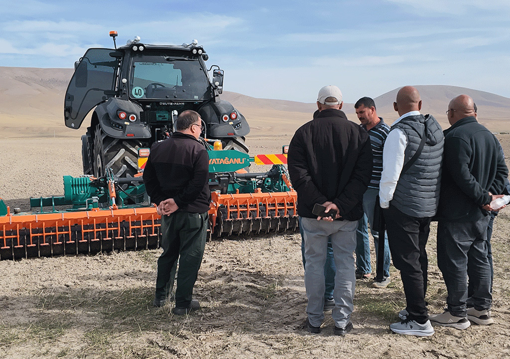 algerian-delegation-inspecting-machines.jpg | Abollo Agricultural Machinery | حاوية الوقود أبوللو حاوية المياه أبوللو رافعة الحبوب (بريمة كهربائية بناقل محورى) ماركة أبوللو المقطورة المتوالية ماركة أبوللو مقطورة ذات دنجلين محورين ( مقطورة بقضيبين) ماركة أبوللو مقطورة ذات دنجل منفرد ( مقطورة بقضيب واحد) ماركة أبوللو آلة الرشاش الحقلي (مكافحة الآفات بالبخاخات للحقل) ماركة أبوللو مضخات رش مستحضرات الوقاية ( مكافحة الآفات بالبخاخات) ماركة أبوللو ماكينة توزيع الأسمدة الصلبة ( ماكينة السباخ) ماركة أبوللو ماكينة نشر السماد المحمولة منفردة القرص ( توزيع المخصبات بالحاوية الراكبة) ماركة أبوللو ماكينة نشر السماد المحمولة مزدوجة الأقراص ( توزيع المخصبات بالحاوية الراكبة)ماركة أبوللو ماكينة نشر السماد المقطورة ( توزيع المخصبات بالقاطرة) ماركة أبوللو ماكينة كبس و حزم سيلجة العلف الأخضر ( في بالات دائرية) ماركة أبوللو ماكينة السيلاج(قاطعة العلف الأخضر) لأربعة خطوط من زراعات الذرة ماركة أبوللو ماكينة السيلاج (قاطعة العلف الأخضر للخط المزدوج) من زراعات الذرة ماركة أبوللو ماكينة السيلجة(مفرمة العلف الأخضر) للخط المفرد من زراعات الذرة ماركة أبوللو ماكينة خلط العلف( خلاط العليقة) ماركة أبوللو ماكينة فرم العلف( الرحى المطرقية)ماركة أبوللو ماكيئة تمشيط و تجميع العشب ذات القاطرة (مقطورة تمشيط العشب)ماركة أبوللو ماكينة تمشيط و تجميع العشب( مشط الأرض) ماركة أبوللو ماكينة حش العشب المنجلية ماركة أبوللو ماكينة حش العشب الطنبورية (آلة الجز ذات الطنبور طراز 185)ماركة أبولل ماكينة حش العشب الطنبورية (آلة الجز ذات الطنبور) ماركة أبوللو ماكينة قلاعة البطاطس المسحوبة بالجرار ماركة أبوللو ماكينة جز الشجيرات المزدوجة ( المنجل الآلي المزدوج) ماركة أبوللو ماكينة تكعيب البالات ماركة أبوللو آلة دريس الحصاد المزودة بجهاز ناقل ماركة أبوللو آلة دريس الحصاد المزودة بجهاز انتقاء ( الدراسة الاختيارية) ماركة أبوللو آلة دريس الحصاد الملولبة ( الدراسة الحلزونية) ماركة أبوللو ماكينة الحصاد المزدوجة ماركة ابوللو ماكينة استزراع 4 خطوط من البطاطس ماركة ابوللو ماكينة استزراع خطين من البطاطس ماركة أبوللو ماكينة الزراعة القرصية بضغط الهواء ( الزارعة الهوائية الدقيقة ذات الأقراص ) ماركة أبوللو ماكينة الزراعة الفأسية بضغط الهواء ( الزارعة الهوائية الدقيقة ذات شوكة التخديد للبذار ) ماركة أبوللو آلة بذر السمسم (لبذر القمح و السمسم) ماركة ابوللو بذارة الحبوب الميكانيكية ماركة آبوللو المسلفة الثقيلة القرصية المستقلة ماركة أبوللو مسلفة الكركرة القرصية ( المسلفة القرصية البالعة) ماركة أبوللو آلة التعشيب الأفقية ماركة أبوللو المحراث الدوار الاحترافي ( آلة عزق المحاصيل التجارية) ماركة أبوللو المحراث الهيدروليكي الدوار (آلة العزق الهيدروليكية) للتربة المتحركة ماركة أبوللو محراث دوار أداة عزق الحقل ماركة أبوللو محراث شق قنوات الأرض القرصي ( محراث فتاح ذو أقراص) ماركة أبوللو ماكينة محراث شق قنوات الأرض الرباعي ( محراث فتاح)ماركة أبوللو المحراث بالتحكم الهيدروليكي الآوتوماتيكي بالكامل ذو التحويلة (النوع الثقيل) ماركة أبوللو المحراث بالتحكم الهيدروليكي الأوتوماتيكي بالكامل ذو التحويلة (النوع الخفيف) ماركة أبوللو المحراث بالتحكم الهيدروليكي الأوتوماتيكي بالكامل ماركة أبوللو المحاريث الثابتة (المحاريث المطرحية) ماركة أبوللو المحراث القرصي ماركة أبوللو المحراث القرصي ماركة أبوللو مسلفة قرصية ماركة أبوللو