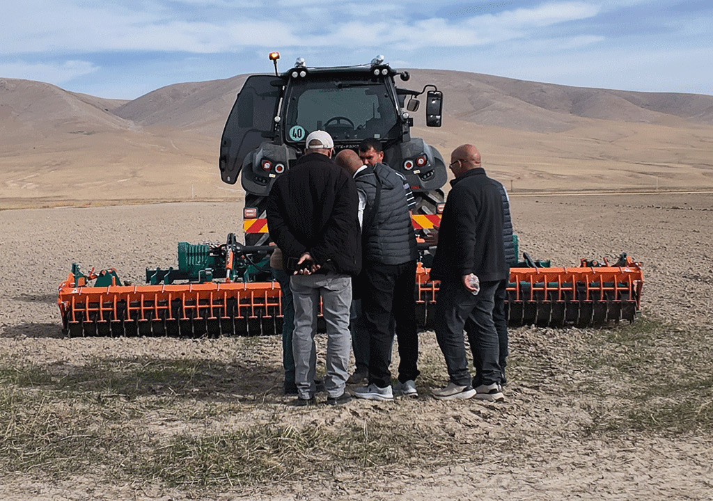 katlanir-dik-freze-soil-tillage.jpg | Abollo Agricultural Machinery | حاوية الوقود أبوللو حاوية المياه أبوللو رافعة الحبوب (بريمة كهربائية بناقل محورى) ماركة أبوللو المقطورة المتوالية ماركة أبوللو مقطورة ذات دنجلين محورين ( مقطورة بقضيبين) ماركة أبوللو مقطورة ذات دنجل منفرد ( مقطورة بقضيب واحد) ماركة أبوللو آلة الرشاش الحقلي (مكافحة الآفات بالبخاخات للحقل) ماركة أبوللو مضخات رش مستحضرات الوقاية ( مكافحة الآفات بالبخاخات) ماركة أبوللو ماكينة توزيع الأسمدة الصلبة ( ماكينة السباخ) ماركة أبوللو ماكينة نشر السماد المحمولة منفردة القرص ( توزيع المخصبات بالحاوية الراكبة) ماركة أبوللو ماكينة نشر السماد المحمولة مزدوجة الأقراص ( توزيع المخصبات بالحاوية الراكبة)ماركة أبوللو ماكينة نشر السماد المقطورة ( توزيع المخصبات بالقاطرة) ماركة أبوللو ماكينة كبس و حزم سيلجة العلف الأخضر ( في بالات دائرية) ماركة أبوللو ماكينة السيلاج(قاطعة العلف الأخضر) لأربعة خطوط من زراعات الذرة ماركة أبوللو ماكينة السيلاج (قاطعة العلف الأخضر للخط المزدوج) من زراعات الذرة ماركة أبوللو ماكينة السيلجة(مفرمة العلف الأخضر) للخط المفرد من زراعات الذرة ماركة أبوللو ماكينة خلط العلف( خلاط العليقة) ماركة أبوللو ماكينة فرم العلف( الرحى المطرقية)ماركة أبوللو ماكيئة تمشيط و تجميع العشب ذات القاطرة (مقطورة تمشيط العشب)ماركة أبوللو ماكينة تمشيط و تجميع العشب( مشط الأرض) ماركة أبوللو ماكينة حش العشب المنجلية ماركة أبوللو ماكينة حش العشب الطنبورية (آلة الجز ذات الطنبور طراز 185)ماركة أبولل ماكينة حش العشب الطنبورية (آلة الجز ذات الطنبور) ماركة أبوللو ماكينة قلاعة البطاطس المسحوبة بالجرار ماركة أبوللو ماكينة جز الشجيرات المزدوجة ( المنجل الآلي المزدوج) ماركة أبوللو ماكينة تكعيب البالات ماركة أبوللو آلة دريس الحصاد المزودة بجهاز ناقل ماركة أبوللو آلة دريس الحصاد المزودة بجهاز انتقاء ( الدراسة الاختيارية) ماركة أبوللو آلة دريس الحصاد الملولبة ( الدراسة الحلزونية) ماركة أبوللو ماكينة الحصاد المزدوجة ماركة ابوللو ماكينة استزراع 4 خطوط من البطاطس ماركة ابوللو ماكينة استزراع خطين من البطاطس ماركة أبوللو ماكينة الزراعة القرصية بضغط الهواء ( الزارعة الهوائية الدقيقة ذات الأقراص ) ماركة أبوللو ماكينة الزراعة الفأسية بضغط الهواء ( الزارعة الهوائية الدقيقة ذات شوكة التخديد للبذار ) ماركة أبوللو آلة بذر السمسم (لبذر القمح و السمسم) ماركة ابوللو بذارة الحبوب الميكانيكية ماركة آبوللو المسلفة الثقيلة القرصية المستقلة ماركة أبوللو مسلفة الكركرة القرصية ( المسلفة القرصية البالعة) ماركة أبوللو آلة التعشيب الأفقية ماركة أبوللو المحراث الدوار الاحترافي ( آلة عزق المحاصيل التجارية) ماركة أبوللو المحراث الهيدروليكي الدوار (آلة العزق الهيدروليكية) للتربة المتحركة ماركة أبوللو محراث دوار أداة عزق الحقل ماركة أبوللو محراث شق قنوات الأرض القرصي ( محراث فتاح ذو أقراص) ماركة أبوللو ماكينة محراث شق قنوات الأرض الرباعي ( محراث فتاح)ماركة أبوللو المحراث بالتحكم الهيدروليكي الآوتوماتيكي بالكامل ذو التحويلة (النوع الثقيل) ماركة أبوللو المحراث بالتحكم الهيدروليكي الأوتوماتيكي بالكامل ذو التحويلة (النوع الخفيف) ماركة أبوللو المحراث بالتحكم الهيدروليكي الأوتوماتيكي بالكامل ماركة أبوللو المحاريث الثابتة (المحاريث المطرحية) ماركة أبوللو المحراث القرصي ماركة أبوللو المحراث القرصي ماركة أبوللو مسلفة قرصية ماركة أبوللو
