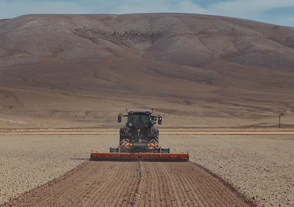 agricultural-machinery-field-tests.jpg | Abollo Agricultural Machinery | حاوية الوقود أبوللو حاوية المياه أبوللو رافعة الحبوب (بريمة كهربائية بناقل محورى) ماركة أبوللو المقطورة المتوالية ماركة أبوللو مقطورة ذات دنجلين محورين ( مقطورة بقضيبين) ماركة أبوللو مقطورة ذات دنجل منفرد ( مقطورة بقضيب واحد) ماركة أبوللو آلة الرشاش الحقلي (مكافحة الآفات بالبخاخات للحقل) ماركة أبوللو مضخات رش مستحضرات الوقاية ( مكافحة الآفات بالبخاخات) ماركة أبوللو ماكينة توزيع الأسمدة الصلبة ( ماكينة السباخ) ماركة أبوللو ماكينة نشر السماد المحمولة منفردة القرص ( توزيع المخصبات بالحاوية الراكبة) ماركة أبوللو ماكينة نشر السماد المحمولة مزدوجة الأقراص ( توزيع المخصبات بالحاوية الراكبة)ماركة أبوللو ماكينة نشر السماد المقطورة ( توزيع المخصبات بالقاطرة) ماركة أبوللو ماكينة كبس و حزم سيلجة العلف الأخضر ( في بالات دائرية) ماركة أبوللو ماكينة السيلاج(قاطعة العلف الأخضر) لأربعة خطوط من زراعات الذرة ماركة أبوللو ماكينة السيلاج (قاطعة العلف الأخضر للخط المزدوج) من زراعات الذرة ماركة أبوللو ماكينة السيلجة(مفرمة العلف الأخضر) للخط المفرد من زراعات الذرة ماركة أبوللو ماكينة خلط العلف( خلاط العليقة) ماركة أبوللو ماكينة فرم العلف( الرحى المطرقية)ماركة أبوللو ماكيئة تمشيط و تجميع العشب ذات القاطرة (مقطورة تمشيط العشب)ماركة أبوللو ماكينة تمشيط و تجميع العشب( مشط الأرض) ماركة أبوللو ماكينة حش العشب المنجلية ماركة أبوللو ماكينة حش العشب الطنبورية (آلة الجز ذات الطنبور طراز 185)ماركة أبولل ماكينة حش العشب الطنبورية (آلة الجز ذات الطنبور) ماركة أبوللو ماكينة قلاعة البطاطس المسحوبة بالجرار ماركة أبوللو ماكينة جز الشجيرات المزدوجة ( المنجل الآلي المزدوج) ماركة أبوللو ماكينة تكعيب البالات ماركة أبوللو آلة دريس الحصاد المزودة بجهاز ناقل ماركة أبوللو آلة دريس الحصاد المزودة بجهاز انتقاء ( الدراسة الاختيارية) ماركة أبوللو آلة دريس الحصاد الملولبة ( الدراسة الحلزونية) ماركة أبوللو ماكينة الحصاد المزدوجة ماركة ابوللو ماكينة استزراع 4 خطوط من البطاطس ماركة ابوللو ماكينة استزراع خطين من البطاطس ماركة أبوللو ماكينة الزراعة القرصية بضغط الهواء ( الزارعة الهوائية الدقيقة ذات الأقراص ) ماركة أبوللو ماكينة الزراعة الفأسية بضغط الهواء ( الزارعة الهوائية الدقيقة ذات شوكة التخديد للبذار ) ماركة أبوللو آلة بذر السمسم (لبذر القمح و السمسم) ماركة ابوللو بذارة الحبوب الميكانيكية ماركة آبوللو المسلفة الثقيلة القرصية المستقلة ماركة أبوللو مسلفة الكركرة القرصية ( المسلفة القرصية البالعة) ماركة أبوللو آلة التعشيب الأفقية ماركة أبوللو المحراث الدوار الاحترافي ( آلة عزق المحاصيل التجارية) ماركة أبوللو المحراث الهيدروليكي الدوار (آلة العزق الهيدروليكية) للتربة المتحركة ماركة أبوللو محراث دوار أداة عزق الحقل ماركة أبوللو محراث شق قنوات الأرض القرصي ( محراث فتاح ذو أقراص) ماركة أبوللو ماكينة محراث شق قنوات الأرض الرباعي ( محراث فتاح)ماركة أبوللو المحراث بالتحكم الهيدروليكي الآوتوماتيكي بالكامل ذو التحويلة (النوع الثقيل) ماركة أبوللو المحراث بالتحكم الهيدروليكي الأوتوماتيكي بالكامل ذو التحويلة (النوع الخفيف) ماركة أبوللو المحراث بالتحكم الهيدروليكي الأوتوماتيكي بالكامل ماركة أبوللو المحاريث الثابتة (المحاريث المطرحية) ماركة أبوللو المحراث القرصي ماركة أبوللو المحراث القرصي ماركة أبوللو مسلفة قرصية ماركة أبوللو