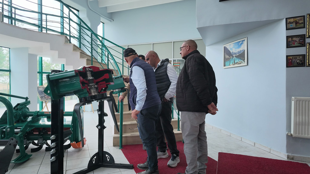  | Abollo Agricultural Machinery | حاوية الوقود أبوللو حاوية المياه أبوللو رافعة الحبوب (بريمة كهربائية بناقل محورى) ماركة أبوللو المقطورة المتوالية ماركة أبوللو مقطورة ذات دنجلين محورين ( مقطورة بقضيبين) ماركة أبوللو مقطورة ذات دنجل منفرد ( مقطورة بقضيب واحد) ماركة أبوللو آلة الرشاش الحقلي (مكافحة الآفات بالبخاخات للحقل) ماركة أبوللو مضخات رش مستحضرات الوقاية ( مكافحة الآفات بالبخاخات) ماركة أبوللو ماكينة توزيع الأسمدة الصلبة ( ماكينة السباخ) ماركة أبوللو ماكينة نشر السماد المحمولة منفردة القرص ( توزيع المخصبات بالحاوية الراكبة) ماركة أبوللو ماكينة نشر السماد المحمولة مزدوجة الأقراص ( توزيع المخصبات بالحاوية الراكبة)ماركة أبوللو ماكينة نشر السماد المقطورة ( توزيع المخصبات بالقاطرة) ماركة أبوللو ماكينة كبس و حزم سيلجة العلف الأخضر ( في بالات دائرية) ماركة أبوللو ماكينة السيلاج(قاطعة العلف الأخضر) لأربعة خطوط من زراعات الذرة ماركة أبوللو ماكينة السيلاج (قاطعة العلف الأخضر للخط المزدوج) من زراعات الذرة ماركة أبوللو ماكينة السيلجة(مفرمة العلف الأخضر) للخط المفرد من زراعات الذرة ماركة أبوللو ماكينة خلط العلف( خلاط العليقة) ماركة أبوللو ماكينة فرم العلف( الرحى المطرقية)ماركة أبوللو ماكيئة تمشيط و تجميع العشب ذات القاطرة (مقطورة تمشيط العشب)ماركة أبوللو ماكينة تمشيط و تجميع العشب( مشط الأرض) ماركة أبوللو ماكينة حش العشب المنجلية ماركة أبوللو ماكينة حش العشب الطنبورية (آلة الجز ذات الطنبور طراز 185)ماركة أبولل ماكينة حش العشب الطنبورية (آلة الجز ذات الطنبور) ماركة أبوللو ماكينة قلاعة البطاطس المسحوبة بالجرار ماركة أبوللو ماكينة جز الشجيرات المزدوجة ( المنجل الآلي المزدوج) ماركة أبوللو ماكينة تكعيب البالات ماركة أبوللو آلة دريس الحصاد المزودة بجهاز ناقل ماركة أبوللو آلة دريس الحصاد المزودة بجهاز انتقاء ( الدراسة الاختيارية) ماركة أبوللو آلة دريس الحصاد الملولبة ( الدراسة الحلزونية) ماركة أبوللو ماكينة الحصاد المزدوجة ماركة ابوللو ماكينة استزراع 4 خطوط من البطاطس ماركة ابوللو ماكينة استزراع خطين من البطاطس ماركة أبوللو ماكينة الزراعة القرصية بضغط الهواء ( الزارعة الهوائية الدقيقة ذات الأقراص ) ماركة أبوللو ماكينة الزراعة الفأسية بضغط الهواء ( الزارعة الهوائية الدقيقة ذات شوكة التخديد للبذار ) ماركة أبوللو آلة بذر السمسم (لبذر القمح و السمسم) ماركة ابوللو بذارة الحبوب الميكانيكية ماركة آبوللو المسلفة الثقيلة القرصية المستقلة ماركة أبوللو مسلفة الكركرة القرصية ( المسلفة القرصية البالعة) ماركة أبوللو آلة التعشيب الأفقية ماركة أبوللو المحراث الدوار الاحترافي ( آلة عزق المحاصيل التجارية) ماركة أبوللو المحراث الهيدروليكي الدوار (آلة العزق الهيدروليكية) للتربة المتحركة ماركة أبوللو محراث دوار أداة عزق الحقل ماركة أبوللو محراث شق قنوات الأرض القرصي ( محراث فتاح ذو أقراص) ماركة أبوللو ماكينة محراث شق قنوات الأرض الرباعي ( محراث فتاح)ماركة أبوللو المحراث بالتحكم الهيدروليكي الآوتوماتيكي بالكامل ذو التحويلة (النوع الثقيل) ماركة أبوللو المحراث بالتحكم الهيدروليكي الأوتوماتيكي بالكامل ذو التحويلة (النوع الخفيف) ماركة أبوللو المحراث بالتحكم الهيدروليكي الأوتوماتيكي بالكامل ماركة أبوللو المحاريث الثابتة (المحاريث المطرحية) ماركة أبوللو المحراث القرصي ماركة أبوللو المحراث القرصي ماركة أبوللو مسلفة قرصية ماركة أبوللو